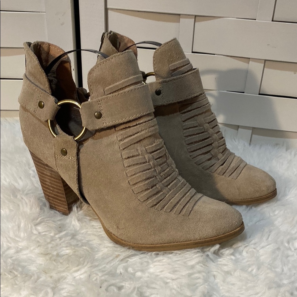 Seychelles Impossible Women's Tan Suede Ankle Boots